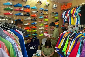 Thu giữ 1.547 quần áo, giày dép nghi giả nhãn hiệu Adidas, Manchester United