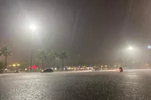 Áp thấp nối áp thấp, mưa như trút suốt 10 ngày