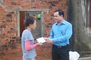 Trao 6,3 tỷ đồng cho người lao động ở miền Trung