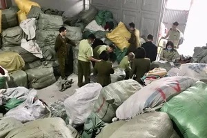 Bắt hơn 28 tấn quần áo “sida” ở Quảng Ninh