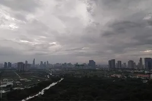 Mưa dông tại TPHCM chiều 28-8. Ảnh: NGUYỄN QUỐC ANH