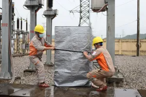 Bão lũ nhưng thủy điện vẫn “khát nước“