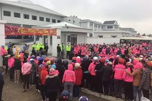 Công nhân Công ty TNHH Viet Glory đối thoại với chủ doanh nghiệp sau cuộc ngừng việc tập thể ngày 7-2. Ảnh: LĐO