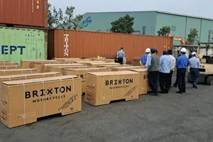 Mở 1 container vô chủ ở cảng, phát hiện 52 xe máy