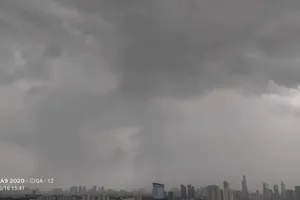 Cơn dông chiều 16-5 ở TPHCM. Dự báo chiều mai 17-5 có thể tiếp tục lặp lại hình thái này. Ảnh: QUỐC ANH