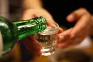 Nhiều người uống chung bình rượu ngâm, 2 người tử vong