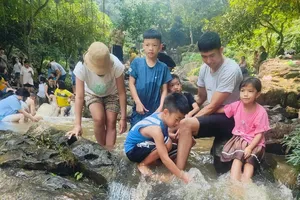 Miền Bắc: đổ xô tắm sông, tắm suối