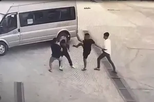 Mâu thuẫn từ tranh giành khách, đánh hội đồng tại cây xăng