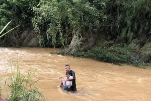 Hai thanh niên dũng cảm lao xuống suối cứu bé gái