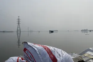 Nước rút chậm, phía Tây Hà Nội vẫn ngập mênh mông 