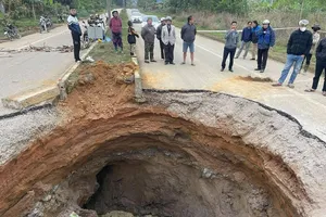 "Hố tử thần" trên Quốc lộ 3B tiếp tục mở rộng, chưa thể khắc phục