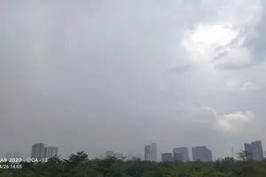 Cơn dông thường xuất hiện ở TPHCM vào buổi chiều những ngày gần đây. Ảnh: QUỐC ANH