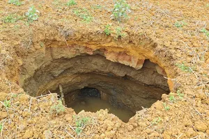 Một thôn ở tỉnh Bắc Kạn xuất hiện nhiều hố tử thần kỳ lạ