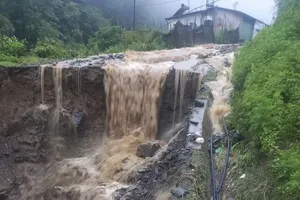 Mưa lớn cục bộ gây sạt lở tại Sa Pa sáng 15-5. Ảnh: T.H.S.P