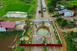 Bắc Kạn: Phát hiện cá sống trong “hố tử thần” có người rơi xuống