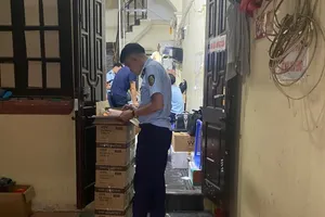 Đột kích 4 cửa hàng mỹ phẩm ở Hà Nội, phát hiện khoảng 3.500 sản phẩm lậu
