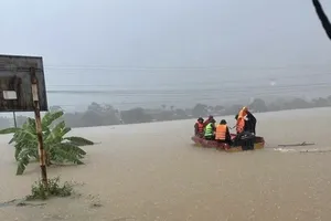 Thái Nguyên: Nước ngập lưng nhà do mưa lớn kéo dài