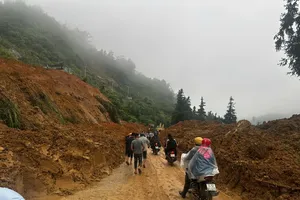 Vạt đồi sạt xuống Quốc lộ 4D, chia cắt đường lên Sa Pa