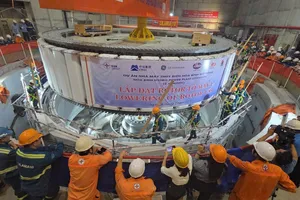 Hạ đặt Rotor tổ máy số 1 Thủy điện Hòa Bình mở rộng