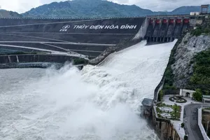 Thủy điện Hòa Bình mở tiếp cửa xả đáy thứ 3