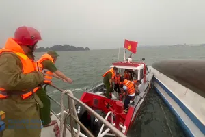 Đắm tàu du lịch chở hơn 50 người trên vịnh Hạ Long, nhiều người mất tích