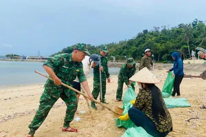 Lực lượng biên phòng trên đảo Cô Tô (Quảng Ninh) hỗ trợ người dân lập các bao cát chằng giữ mái nhà ứng phó bão số 3. Ảnh: BIÊN PHÒNG CÔ TÔ