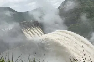 Hồ thủy điện Bản Vẽ phải mở hết 6 cửa xả tràn ngày 23-7. Ảnh: V.T