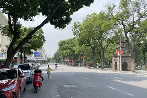 Miền Nam mưa rải rác, miền Bắc và Trung nắng nóng chói chang