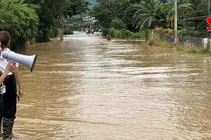 Nước lũ cuốn trôi cầu dẫn vào Thủy điện Nậm Công 3, giao thông bị chia cắt