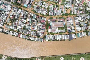 Nước lũ sông Mã tràn vào các khu dân cư ở tỉnh Sơn La ngày 1-8. Ảnh: NGUYỄN NAM