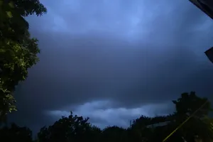 Cơn dông “giải nhiệt” kéo về Hà Nội