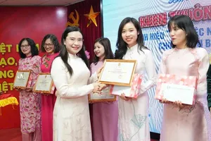 Khen thưởng các nữ đoàn viên công đoàn đạt danh hiệu: "Giỏi việc nước, đảm việc nhà" tháng 3-2025. Ảnh minh họa