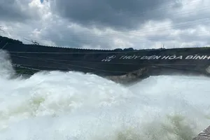 3 thủy điện lớn ở miền Bắc mở 11 cửa xả, Đà Nẵng di dời khẩn 7 ngôi nhà khỏi khu vực sạt lở 