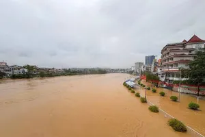 Mưa lớn bao phủ Hà Nội và miền Bắc