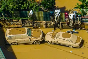 Lũ rút ở miền Bắc: Hiện trường tan hoang, xe cộ nhuộm bùn đất