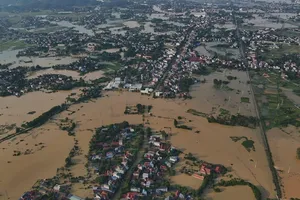 Hà Nội: Lũ đạt đỉnh, có thể ngập thêm 3-4 ngày