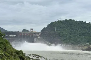 Thủy điện Hòa Bình mở 1 cửa xả nước