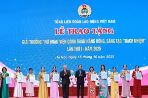 Giải thưởng tôn vinh phụ nữ công đoàn trong thời đại mới