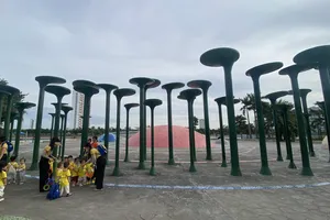 Miền Bắc hanh khô, miền Nam mưa dông 