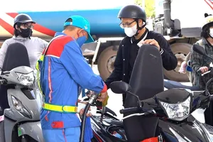 Giá xăng dầu tăng nhẹ chiều 13-11