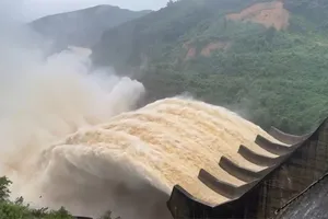 Miền Trung: Sơ tán người dân, chủ động tiêu thoát nước để chống ngập do mưa lớn