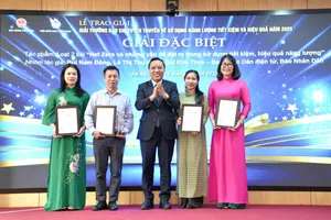 Lãnh đạo Bộ Công thương trao giải đặc biệt cho các tác giả