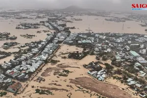Đến tối 18-11: Còn hàng ngàn ngôi nhà bị ngập do mưa lũ ở miền Trung 