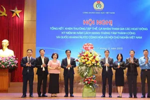 Phó Chủ tịch Tổng Liên đoàn Lao động Việt Nam Ngọ Duy Hiểu tặng hoa chúc mừng hội nghị