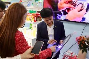 Tham quan phòng trưng bày, học cách phân biệt hàng thật - hàng giả