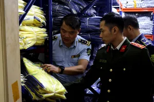 Tạm giữ hơn 6.400 bộ quần áo có dấu hiệu giả mạo các nhãn hiệu nổi tiếng thế giới