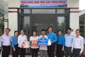 Tiếp tục trao tặng các “Mái ấm Công đoàn”