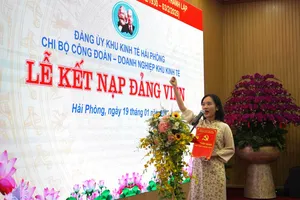 Chi bộ Công đoàn - Doanh nghiệp thuộc Đảng bộ Khu kinh tế Hải Phòng tổ chức lễ kết nạp Đảng cho 40 cán bộ công đoàn, công nhân lao động ưu tú. Ảnh: MAI DUNG/LĐ