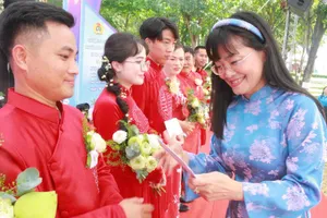 Công đoàn tổ chức lễ cưới tập thể cho 12 cặp công nhân ở tỉnh Đồng Nai