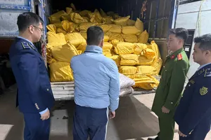 Cơ quan chức năng kiểm tra xe vận chuyển thực phẩm